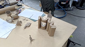 Verschiedene Tonfiguren auf einem Tisch