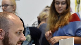Personen betrachten ein Modell