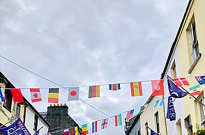 Stadt in Galway in der Flaggen von verschiedenen Ländern aufgehängt sind