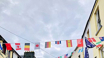 Stadt in Galway in der Flaggen von verschiedenen Ländern aufgehängt sind