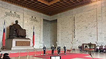 Ein Wachen Wechsel in der Chiang Kai-Shek Gedenkhalle 