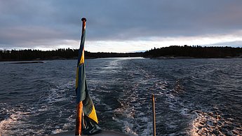 Schiff nähert sich einer Insel an