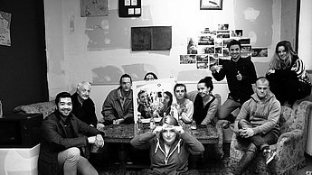 Schwarz-Weiß Bild von einer Gruppe auf einem Sofa