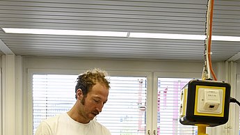 Mann beim arbeiten