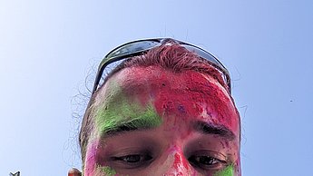 Person auf dem Holi Fest