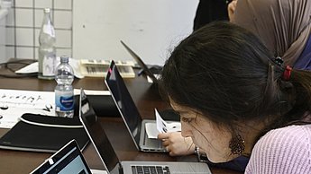 Studentin betrachtet Beispiele