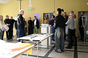 Foto von Menschen die eine Ausstellung betrachten