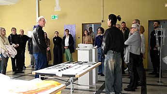 Foto von Menschen die eine Ausstellung betrachten