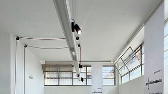 Ausstellung in einem Raum