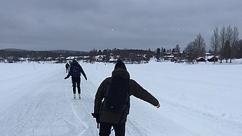 Foto zweier Personen die auf dem Eis Schlittschuhlaufen 