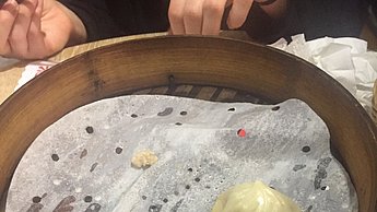 Ein letzter Knödel liegt in einer Pfanne