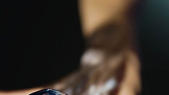 Foto einer Hand die ein Schmuckstück hält