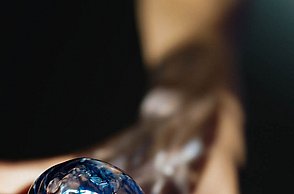 Foto einer Hand die ein Schmuckstück hält