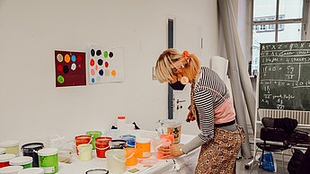 Studentin mischt Farben an