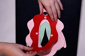 Daniela Heinz–Die Realität des weiblichen Orgasmus entstigmatisiert. Erklär-Vulva aus Filz.