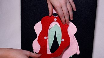 Daniela Heinz–Die Realität des weiblichen Orgasmus entstigmatisiert. Erklär-Vulva aus Filz.