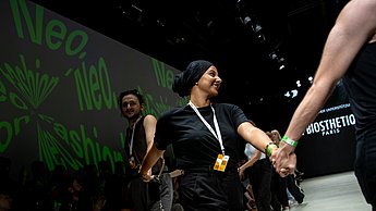 Präsentation eines Outfits auf dem Laufsteg bei der Neo Fashion