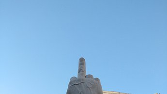 Foto einer Skulptur die den erhobenen Mittelfinger zeigt