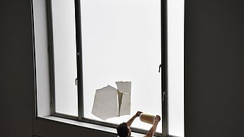 Student hält Projekt gegen das Licht