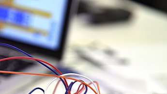 Verschiedene Kabel sind in ein Brett eingesteckt