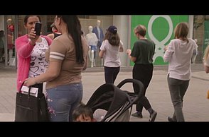 Verschiedene Menschen in der Innenstadt