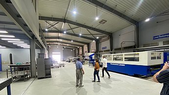 Personen in einer Halle
