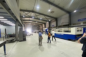 Personen in einer Halle