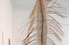 Eine Figur die von der Decke hängt und Fischgräten ähnelt