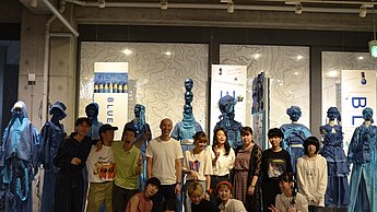 Gruppenbild vor der Ausstellung 