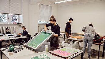 Studenten arbeiten an Projekten