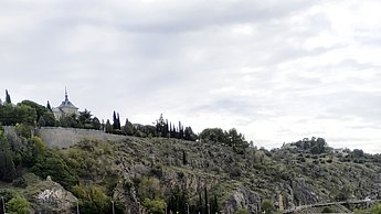 Foto einer Waldlandschaft und einem Dorf