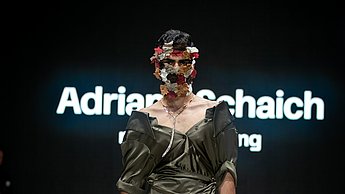 Präsentation eines Outfits auf dem Laufsteg bei der Neo Fashion