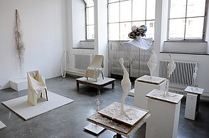 Raum mit verschiedenen Skulpturen