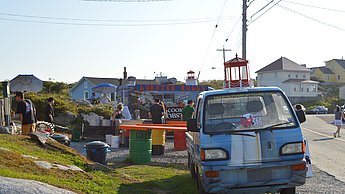 Ein altes Auto steht neben einer Straße
