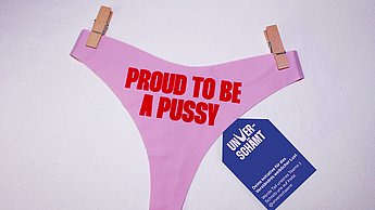 Daniela Heinz–Die Realität des weiblichen Orgasmus entstigmatisiert. Kampagnen-Höschen mit Text: Proud to be pussy.