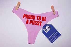 Daniela Heinz–Die Realität des weiblichen Orgasmus entstigmatisiert. Kampagnen-Höschen mit Text: Proud to be pussy.