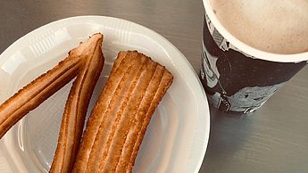 Foto von Gebäck auf einem Teller und Cafe in einem Becher
