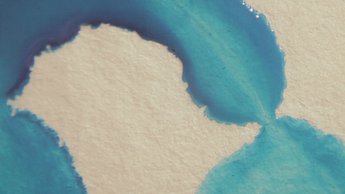 Blaue Farbe, welche sich über die Leinwand erstreckt 