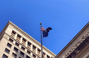 Eine Brücke steht vor einem großen Gebäude