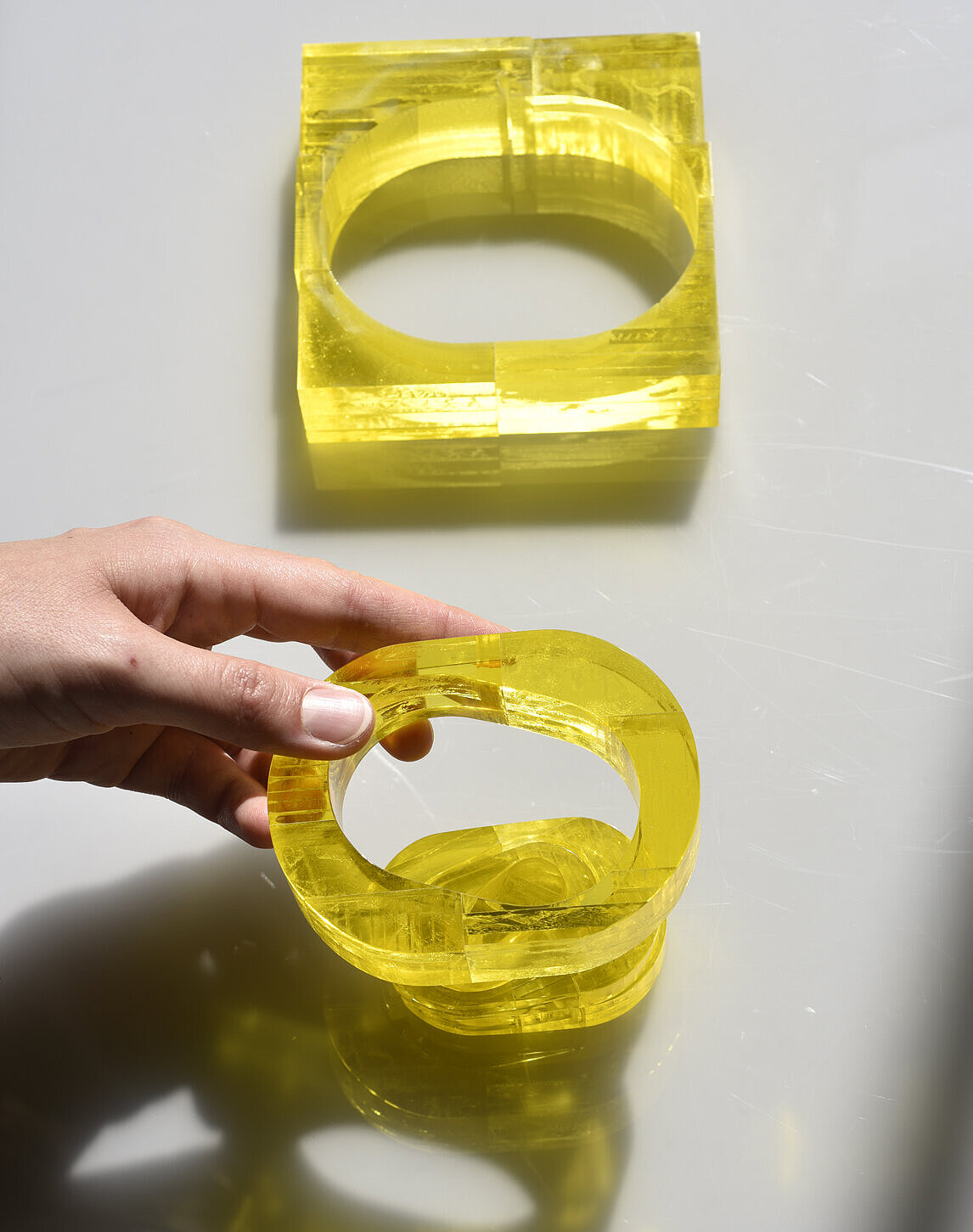 Bild studentische Arbeit: ‚Plain Plastic‘ von Johanna Seibert.  Foto: Petra Jaschke. Betont spez. Eigenschaften von Kunststoff: Transparenz, intensive Farbe und Leichtigkeit | Rezykliertes Acrylgas mit Sägespänen integriert