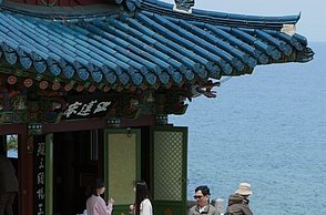 Personen stehen an einem Geländer 