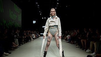 Präsentation eines Outfits auf dem Laufsteg bei der Neo Fashion