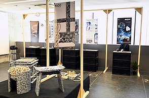 Foto eines Raums in dem Holzstäbe und andere Objekte Ausgestellt werden