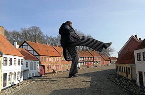 Foto einer großen Skulptur in mitten eines Dorfs