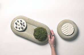 Dargestellt wird die modulare Produktfamilie aus einzelnen Objekten mit austauschbaren Interaktionsflächen, die unterschiedliche sensorische Reize in variabler Intensität bieten. 