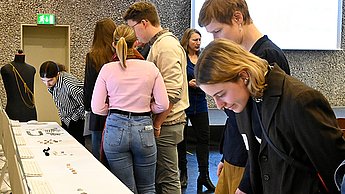 Personen betrachten ausgestellte Werke
