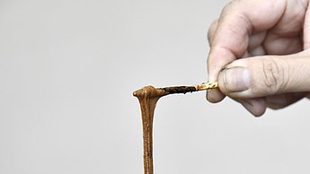 Es wird mit einem Stäbchen eine Masse angerührt