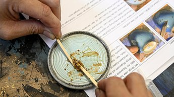 Person arbeitet mit feinem Gold
