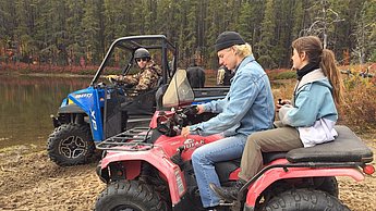 Personen sitzen in Geländewägen 
