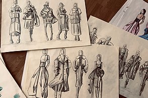 Mehrere Blätter mit Skizzen von Personen